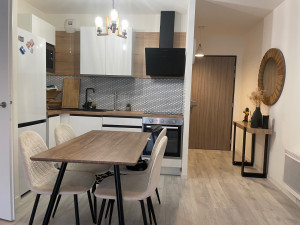 Photo de galerie - Conception et pose d’une cuisine sur mesure 
Aménagement et décoration du coin salle à manger et de l’entrée de ce charmant appartement
Pose faïence
Raccordement et plomberie 
Installation luminaires 
Montage meuble et éclairage