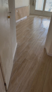 Photo de galerie - Pose carrelage imitation parquet 