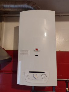 Photo de galerie - Installation chauffe-eau à gaz instantané saunier Duval 