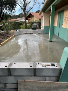 Photo de galerie - Dalle béton avec mur extérieur en parpaing 