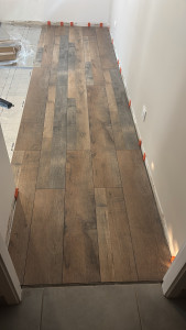 Photo de galerie - Pose de parquet avec soin et précision pour un rendu propre et durable.