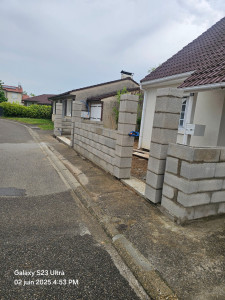 Photo de galerie - Mur avec pilier de portail.
