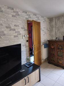 Photo de galerie - Pose d'un papier peint raccords brique 