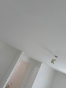 Photo de galerie - Pose de placo avec bande à joint plus ratissage complet finition peinture total au pistolet 