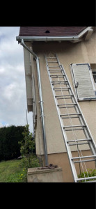 Photo de galerie - Résultat final après reprise complète. Pose soignée, gouttière neuve parfaitement alignée, descente ajustée et fixations solides. L’évacuation des eaux pluviales est maintenant optimale et durable.