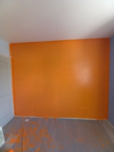 Photo de galerie - Pose de peinture  couleur orange dans une chambre d'enfant 