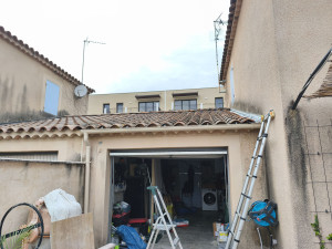 Photo de galerie - Reprise complète de l'étanchéité en pied de mur et raccordement de zinguerie pour assurer l'évacuation correcte des eaux de pluie et éliminer les infiltrations

