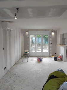 Photo de galerie - Préparation et enduisage des murs et plafonds avant peinture. Rebouchage, traitement des joints et finition soignée des supports
