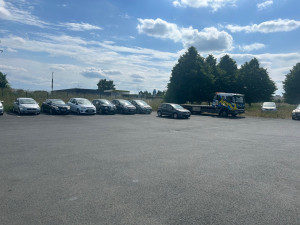 Photo de galerie - Parc automobile et dépanneuse