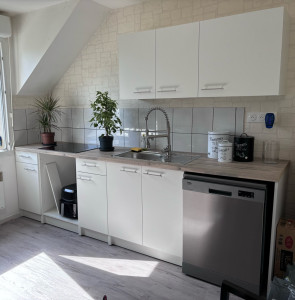 Photo de galerie - Pose du sol et des meubles de cuisine