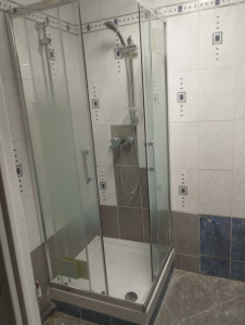 Photo de galerie - Remplacement d'une baignoire par un bac a douche avec pare douche et pose de faïence mural
