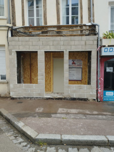 Photo de galerie - Pos
e de parpaing sur une façade sur une vitrine d'une auto-école