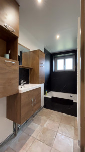Photo de galerie - Salle de bain plomberie électricité Placo, bande peinture pose des meubles