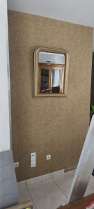 Photo de galerie - Pose de papier peint avec raccords parfaits et finitions soignées pour un rendu moderne et élégant. Travail propre et minutieux.

