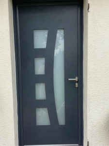 Photo de galerie - Pose de porte aluminium gros anthracite 