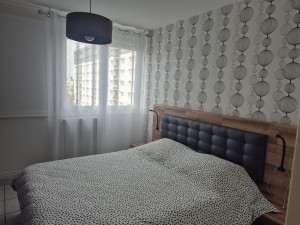 Photo de galerie - Pose de papier peint sur un mur et peinture murs et plafond 