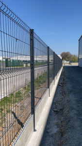 Photo de galerie - Clôture rigide avec/sans sous bassement sur platine ou en terre 