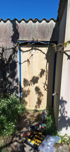 Photo de galerie - Pose d'une porte de dépendance fabriquée sur mesure 