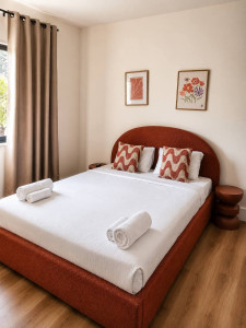 Photo de galerie - Nettoyage professionnel de chambre : lit préparé espace propre et accueillant  finition soignée 