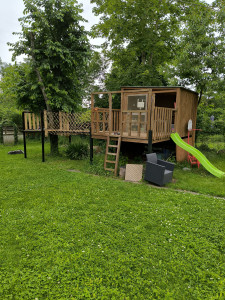 Photo de galerie - Cabane bois ossature tube acier , petit pont de singe 