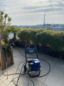 Photo de galerie - Entretien régulier sur terrasse : taille des végétaux et passage du nettoyeur haute pression professionnel (220bar)