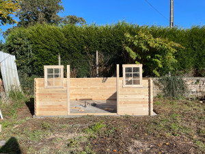 Photo de galerie - Réalisation de une dalle en béton et pose de une cabane de jardin 