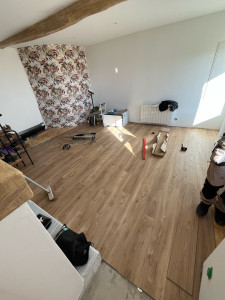 Photo de galerie - Pose de parquet pvc clipsable dans une pièce de vie 