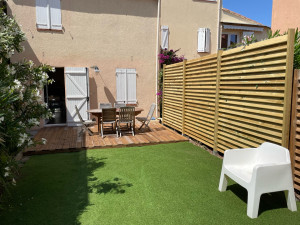 Photo de galerie - Création d’une terrasse sur plots réglables et pose d’une clôture