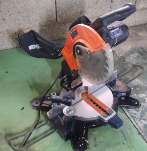 Photo de galerie - Pour couper tout ce qui est en bois. Plinthe, tasseau, planche, ...
Profondeur de coupe max: 60mm
Longueur de coupe max: 120mm
 Orientation de la lame sur le 2 axes jusqu'à 45°
Location à la demi-journée  = 10€
2 jours = 25 €