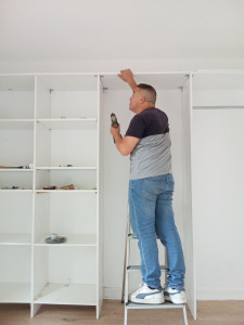 Photo de galerie - Montage d'un dressing sur un mur 