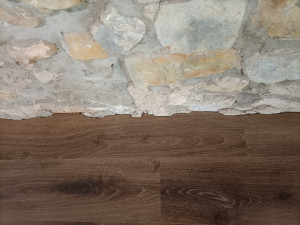 Photo de galerie - Exemple de découpe parquet contre mur de pierre