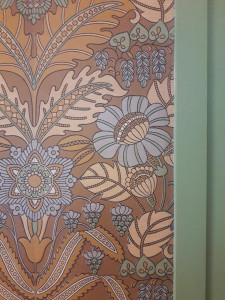 Photo de galerie - Décor chambre papier peint ancien chiné, pose encadrement baguette et peinture.