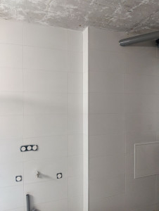 Photo de galerie - Pose des joints sur la faïence carrelage 