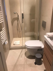 Photo de galerie - Salle de bain parfaitement entretenue, hygiène irréprochable pour une arrivée voyageurs en toute sérénité.