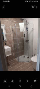 Photo de galerie - Renovation d'une salle de bain. Pose cabine de douche, toilettes, lavabo, miroir et carrelage mural et sol 