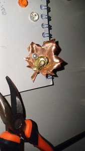 Photo de galerie - Broche en cuivre fait main 