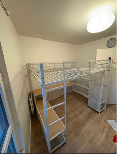 Photo de galerie - Assemblage et montage complet d'un grand lit mezzanine en métal avec bureau et étagères intégré