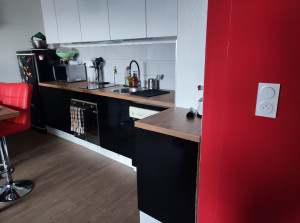 Photo de galerie - Pose d'une cuisine avec adaptation des meubles au bâti 