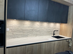 Photo de galerie - Pose parements aux murs 