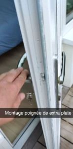 Photo de galerie - Changement de poignée, pour poignée extra plate afin de pouvoir mettre un store. 
