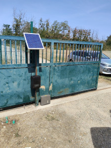 Photo de galerie - Pose d'un moteur solaire pour portail coulissant sur un vieux portail.