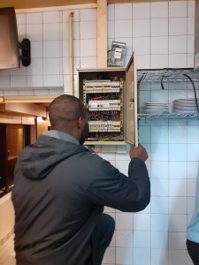Photo de galerie - Intervention sur un tableau électrique dans un restaurant 