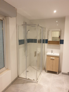 Photo de galerie - Réalisation d'une salle de bain complète comprenant une douche à l'italienne 