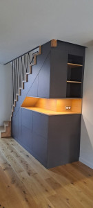 Photo de galerie - Réalisation d'un agencement sous escalier sur mesure avec niche 
