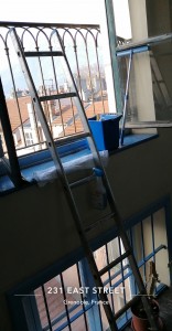 Photo de galerie - Nettoyage des vitre d'une monté d'escalier 