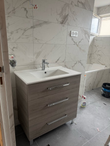 Photo de galerie - Rénovation salle de bain ? Création réseau plomberie complet (eau + évacuation), pose baignoire, meuble vasque et sanitaires. Réalisation plafond et finitions. Travail soigné.