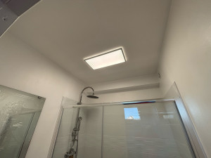 Photo de galerie - Peinture salle de bain après + installation luminaire