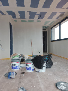 Photo de galerie - Jointage placo avant ratissage complet mûrs et plafond 