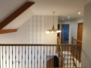 Photo de galerie - Décoration plus classique d'une maison de 1985, patente décorative, vitrification escalier ect..