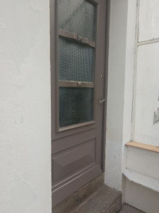 Photo de galerie - Ponçage et repeinte d'une vieille porte.